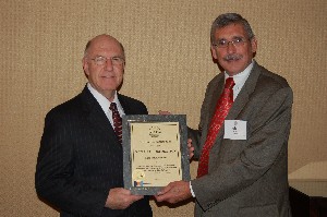 Larry Freauff (l), account executive, Systalex Corporation, is thanked by Alan Balutis, chapter president, at the October luncheon.